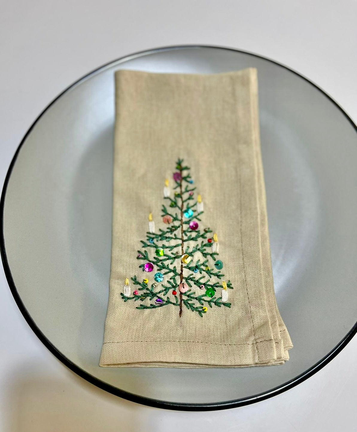 O Christmas Tree / Hand embroidered linen napkins / Set of 4